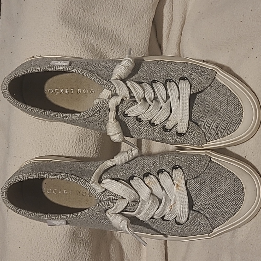 Rocket Dog gray tennis shoe